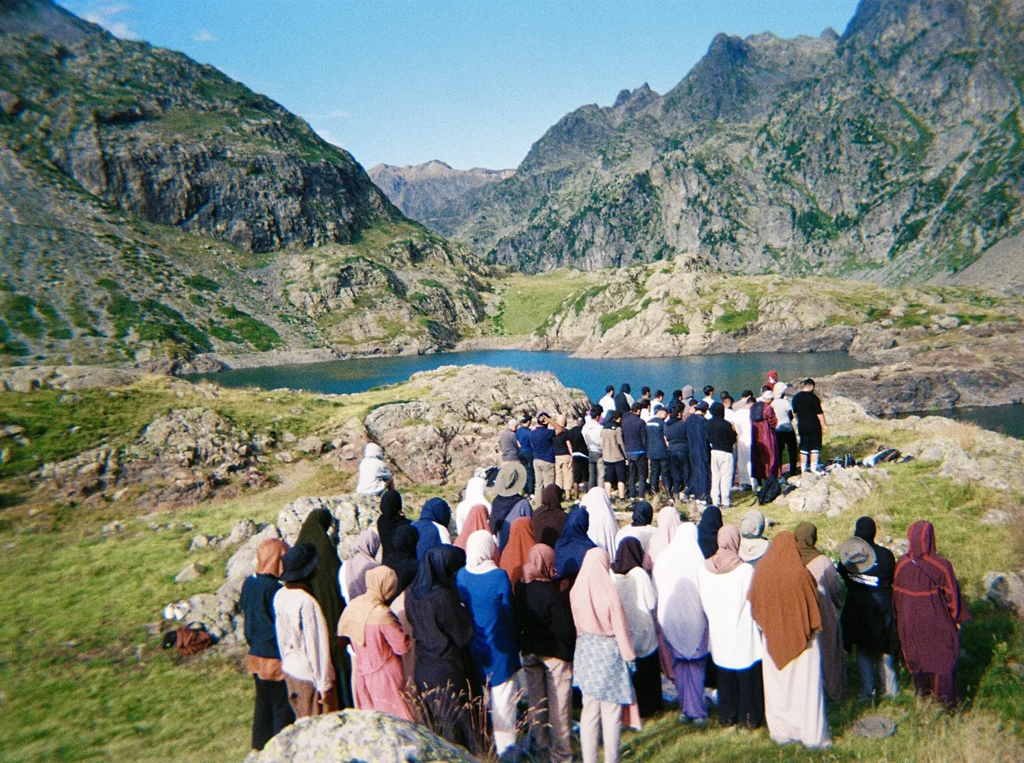 La communauté Din-ul-Qayyima réunie au bord d'un lac de montagne lors du séjour spirituel